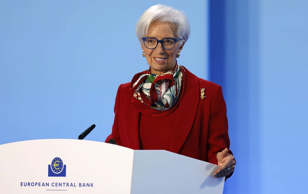 Euro ne veshtiresi, dobesohet ndaj lekut, por edhe monedhave te tjera